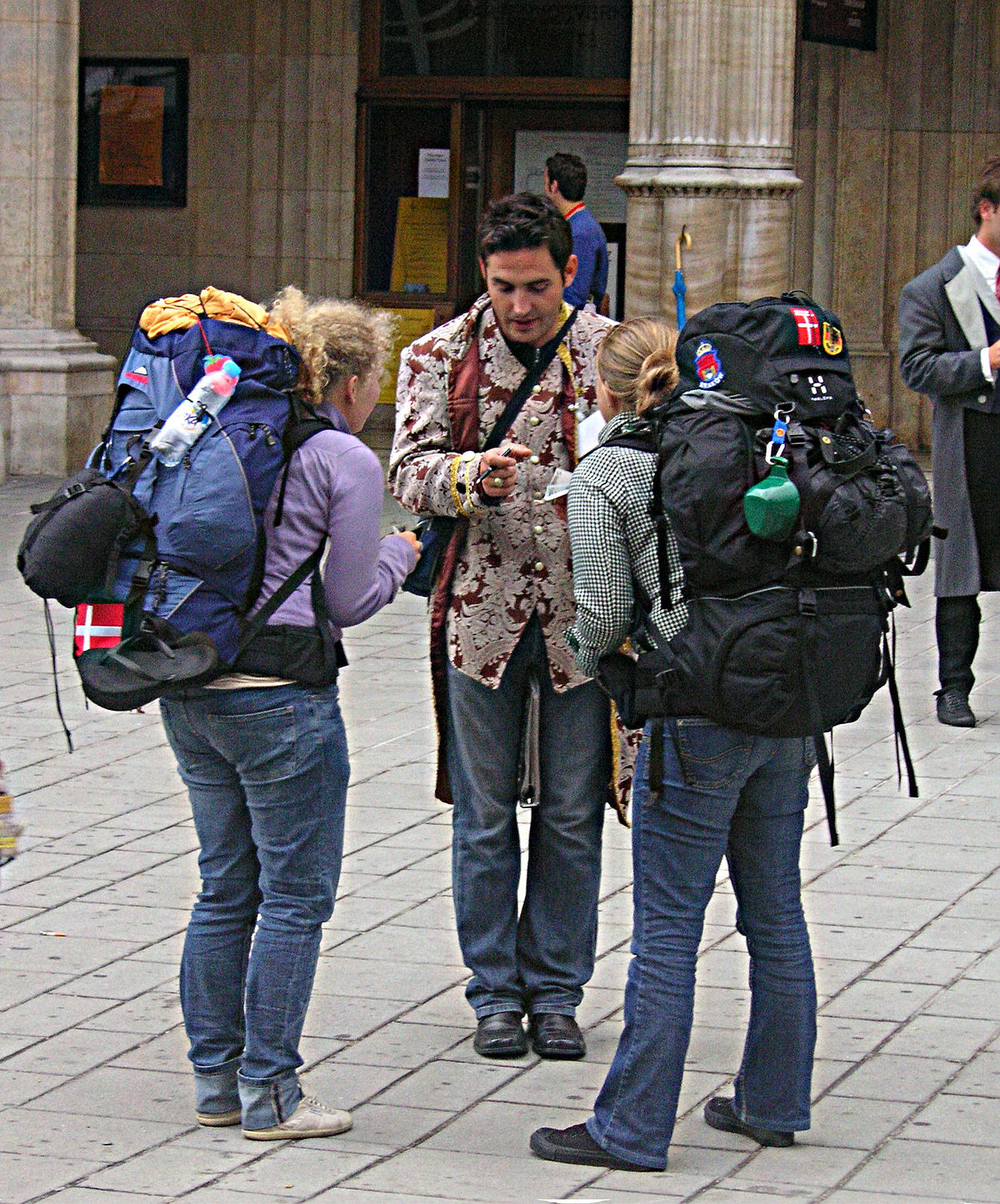 Huge-Backpacks-On-Tourists