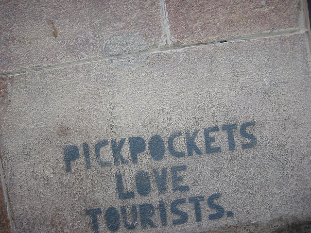 Pickpockets-Love-Tourists