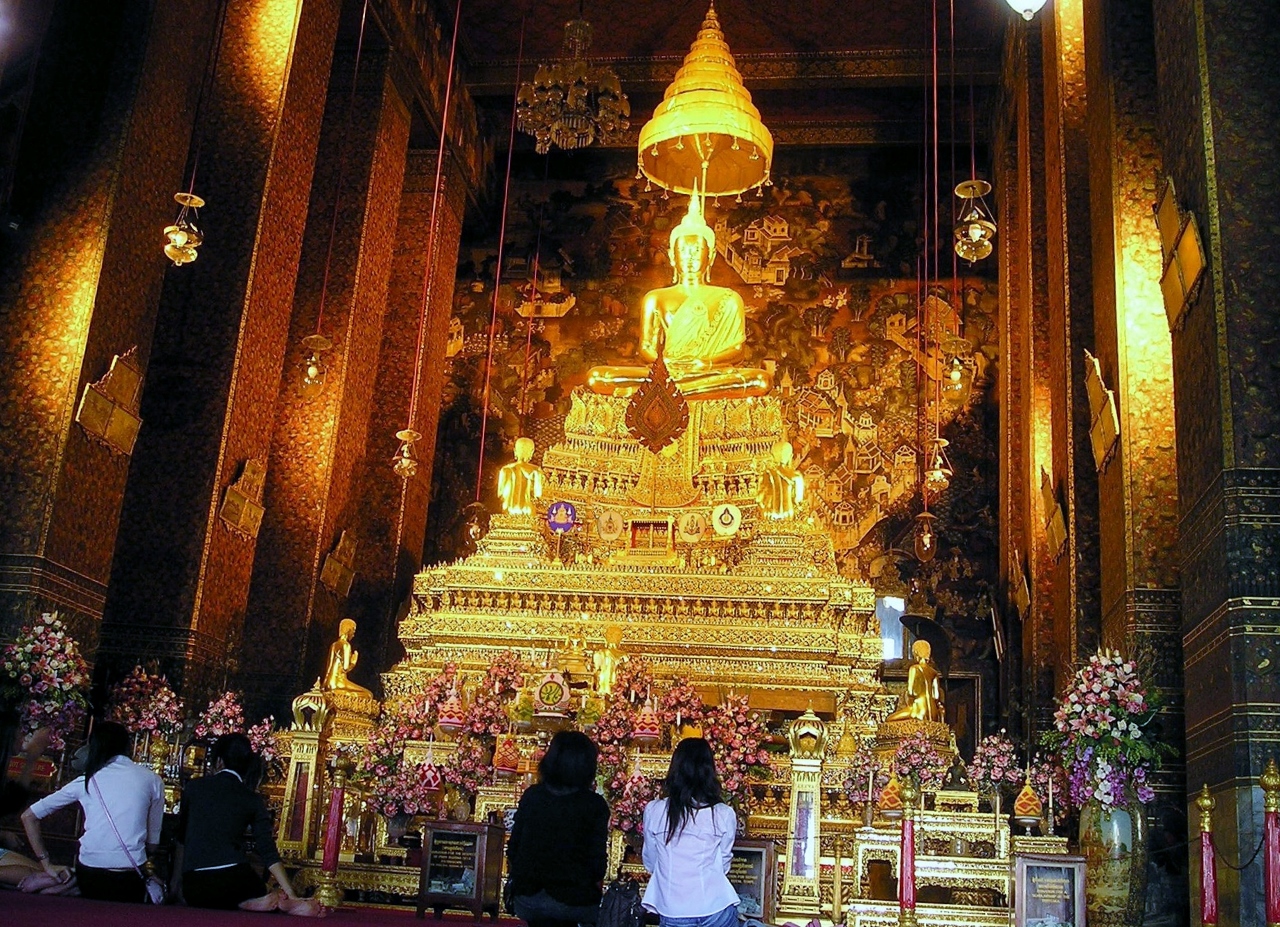 Praying-Inside-The-Wat