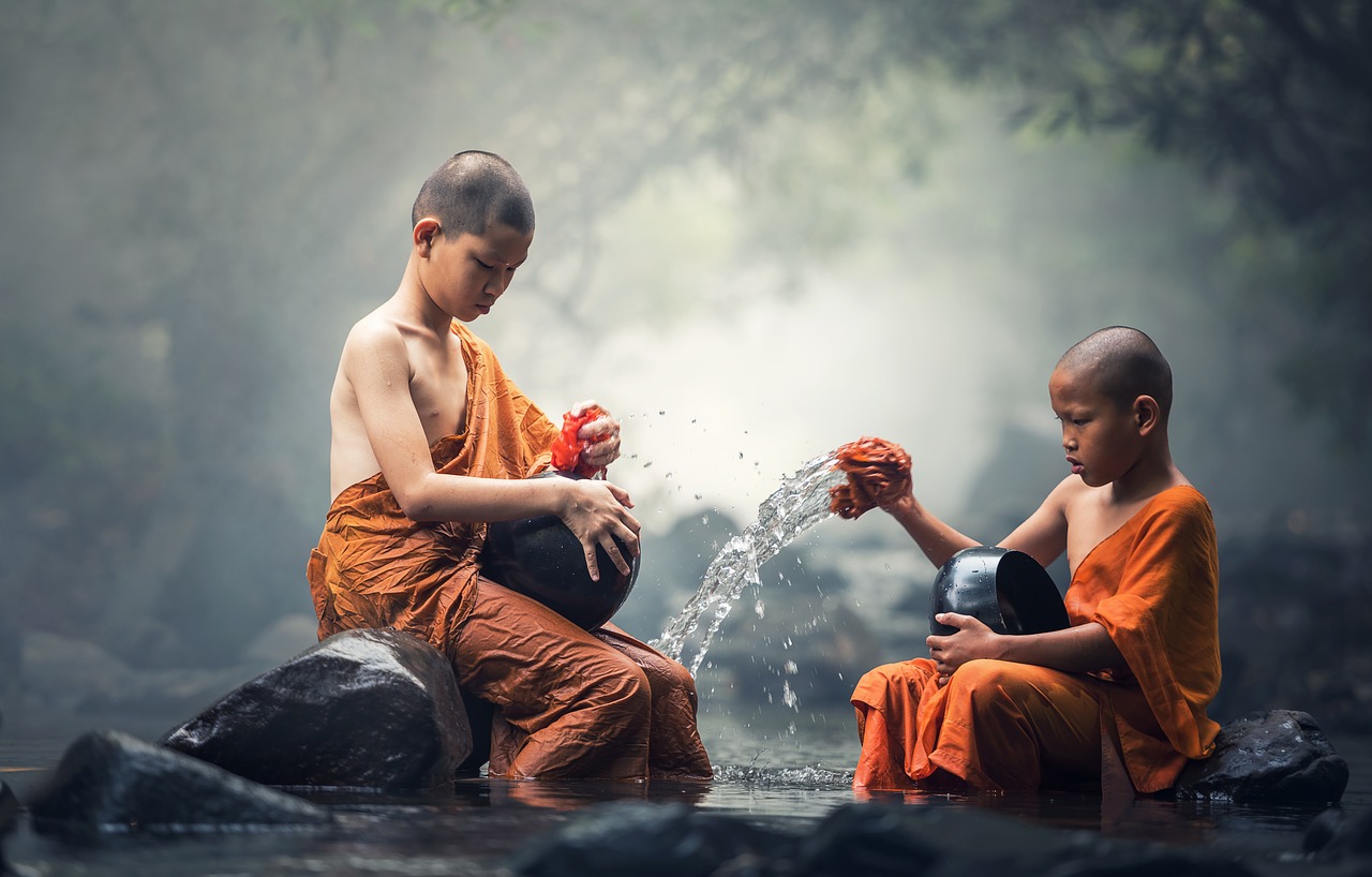 Thailand-Monk-Children-Bathing
