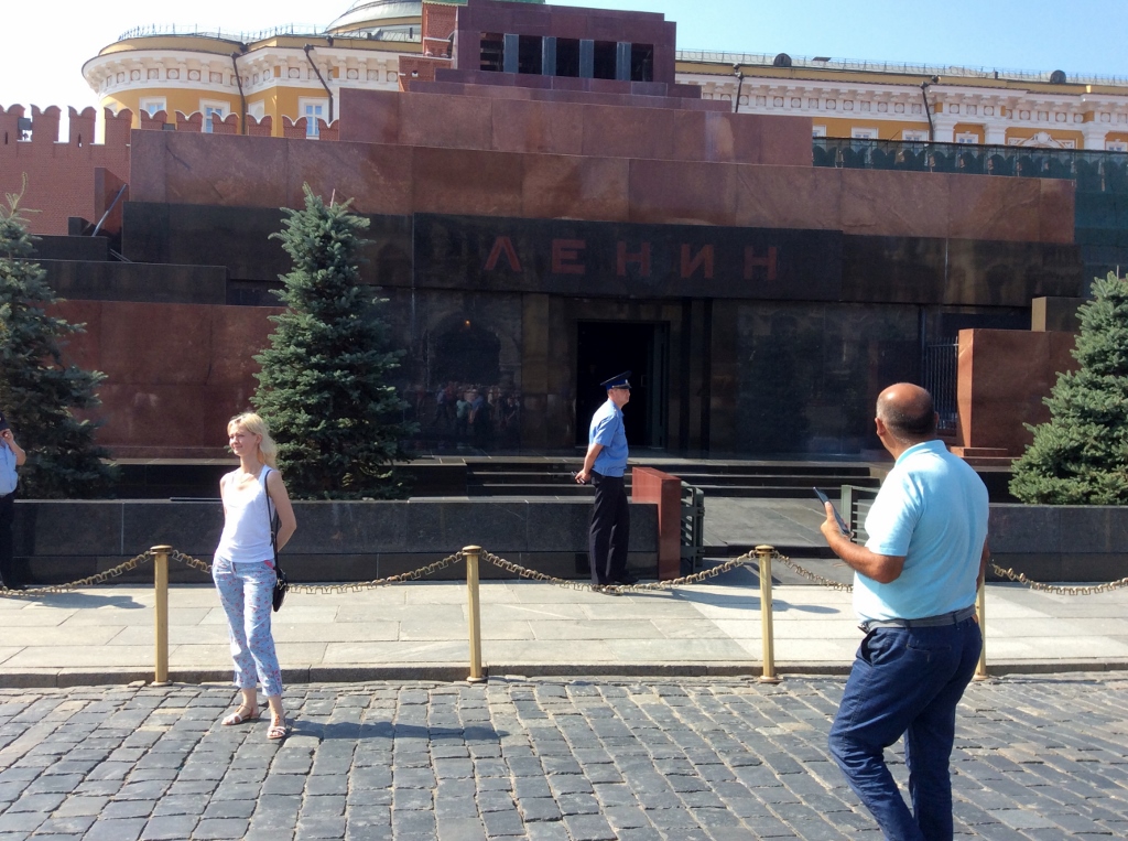 Tourists-Outside-Lenins-Tomb
