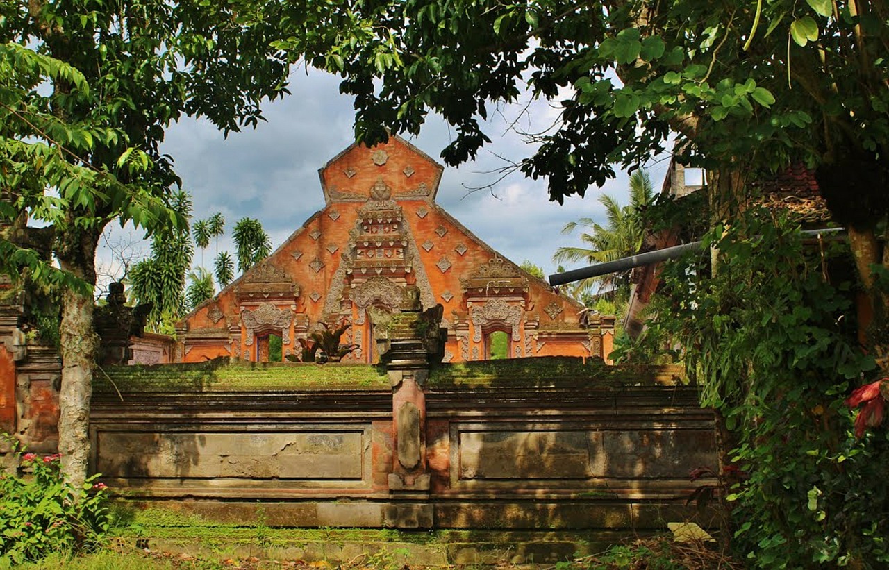 Ubud-Temple-Worship-Bali-Indonesia